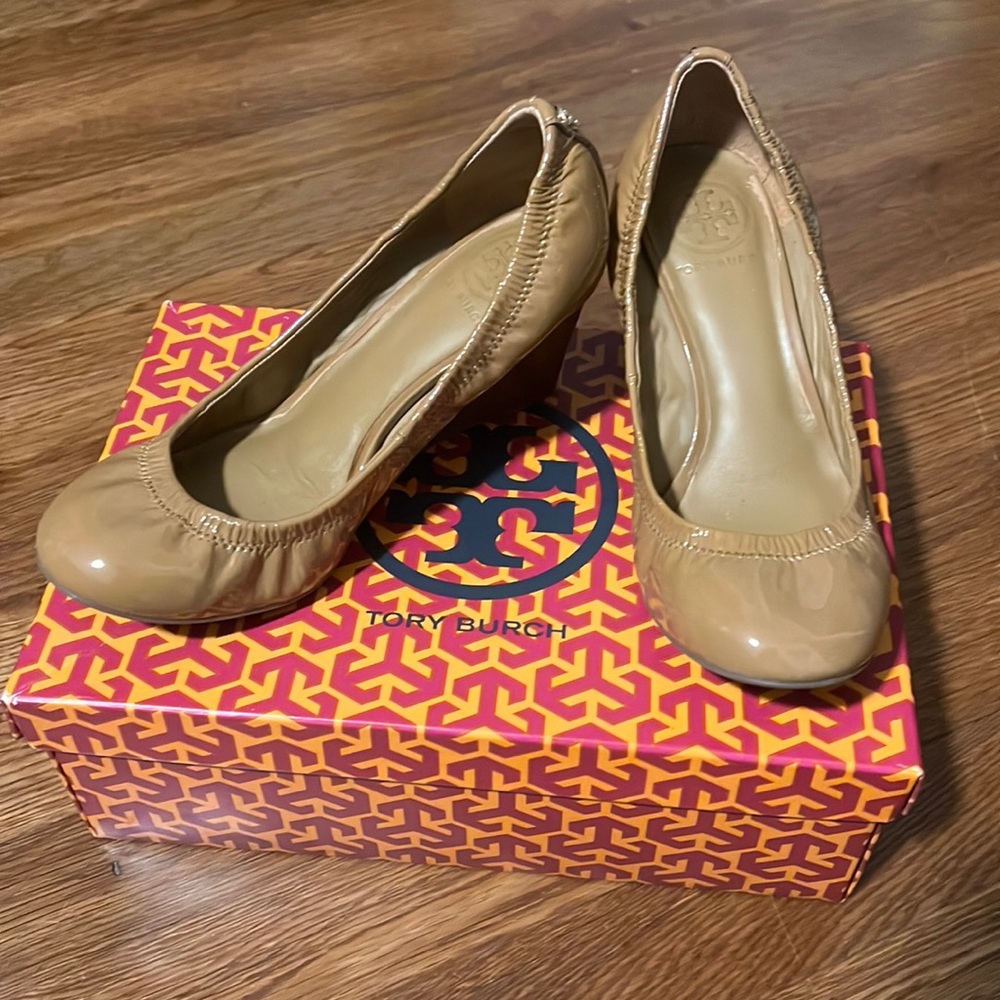 Tory Burch Tan Patent Leather Eddie Wedges, Size 6.5, EUC w/ Box